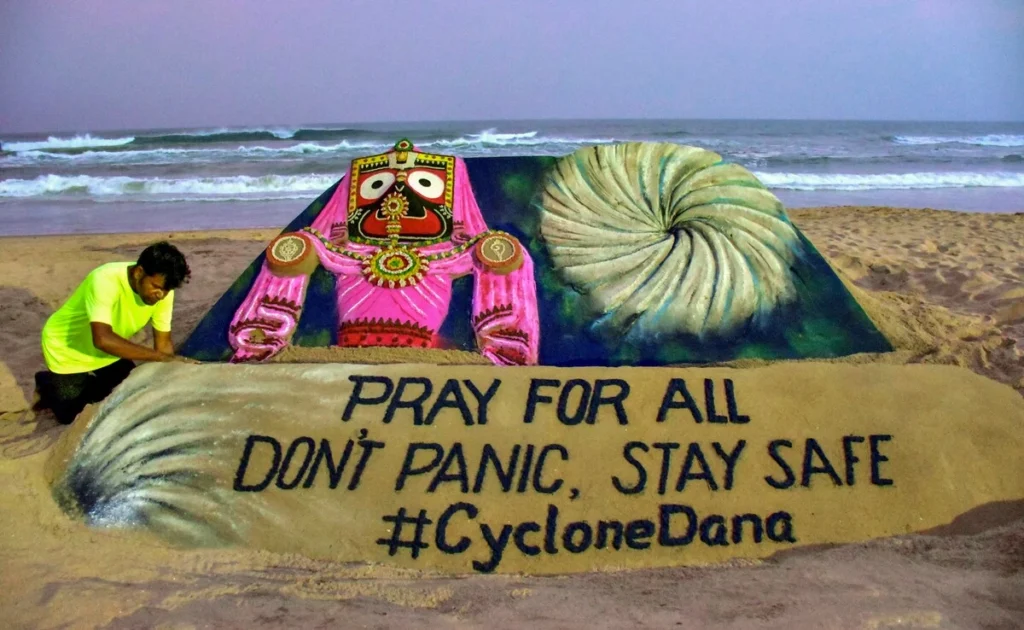 समंदर से आ रहा दानव 'दाना', ओडिशा-बंगाल में हाई अलर्ट, ट्रेनें कैंसल 6 Odisha Cyclone Hight Alert