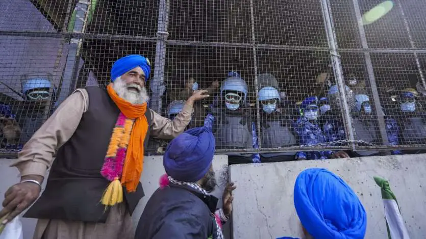 Photos: शंभू बॉर्डर पर पुलिस और किसान आमने-सामने, देखें हर हरकत की तस्वीर 8 Farmers Protest 7 1733492409 2