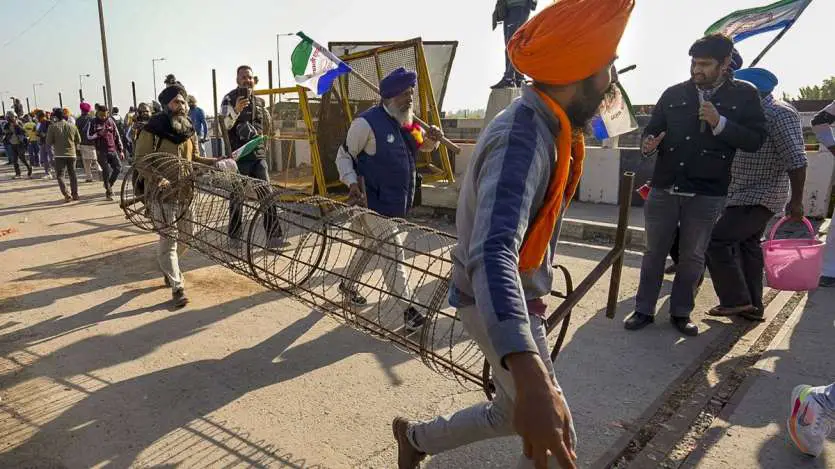 Photos: शंभू बॉर्डर पर पुलिस और किसान आमने-सामने, देखें हर हरकत की तस्वीर 9 Farmers Protest 7 1733492409 3
