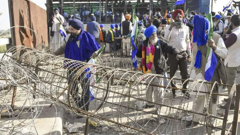 Photos: शंभू बॉर्डर पर पुलिस और किसान आमने-सामने, देखें हर हरकत की तस्वीर 10 Farmers Protest 7 1733492409 4