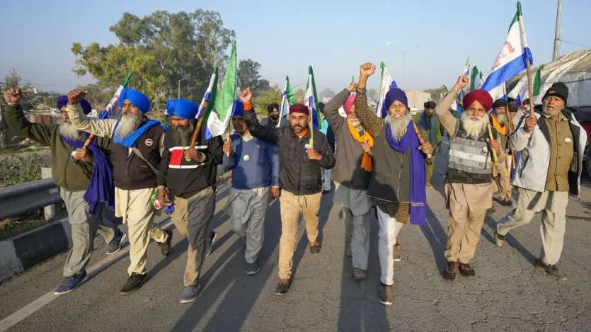 Photos: शंभू बॉर्डर पर पुलिस और किसान आमने-सामने, देखें हर हरकत की तस्वीर 12 Farmers Protest 7 1733492409 6