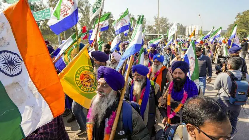 Photos: शंभू बॉर्डर पर पुलिस और किसान आमने-सामने, देखें हर हरकत की तस्वीर 13 Farmers Protest 7 1733492409 7
