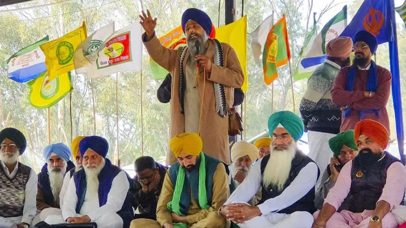 Photos: शंभू बॉर्डर पर पुलिस और किसान आमने-सामने, देखें हर हरकत की तस्वीर 15 Farmers Protest 7 1733492409 9