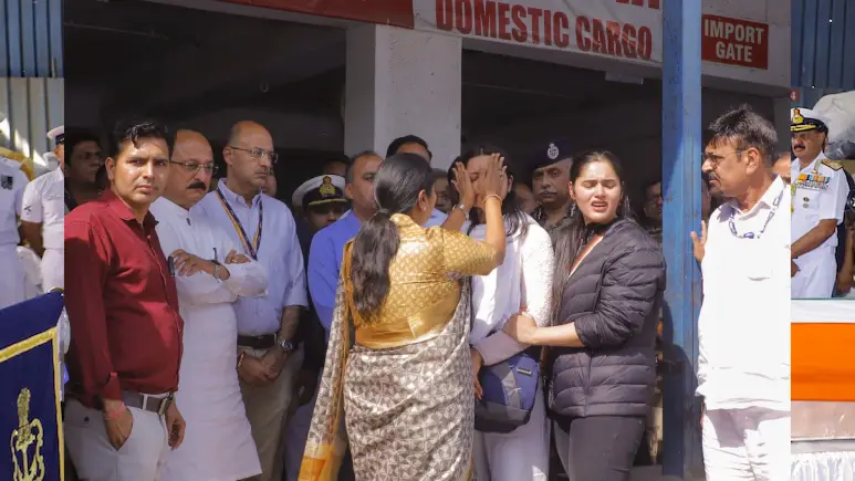 Pahalgam Attack - 6 दिन पहले शादी, आज पति का ताबूत और हिमांशी की आखिरी सलामी… हिम्मत को सैल्यूट 7 Pahalgam Attack - में शहीद हुए नेवी के लेफ्टिनेंट विनय नरवाल की पत्नी हिमांशी ने अपने पति के ताबूत के सामने भावुक श्रद्धांजलि अर्पित की। इस दिल दहला देने वाली घटना ने पूरे देश को झकझोर दिया है।