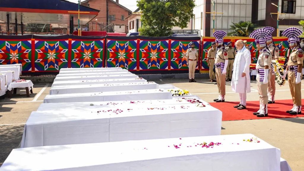 Pahalgam Attack - आंसुओं में डूबा देश, पहलगाम से आई 26 दर्दनाक विदाई 6 Pahalgam Attack - जम्मू-कश्मीर के पहलगाम में हुए आतंकी हमले के बाद मारे गए 26 पर्यटकों के शव उनके घर पहुंचे। पूरे देश में मातम का माहौल, केंद्रीय मंत्री और मुख्यमंत्री अंतिम विदाई में हुए शामिल।