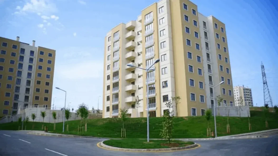 A girl committed suicide by jumping from the 21st floor of a posh society in Noida Sector 100, creating a stir in the area