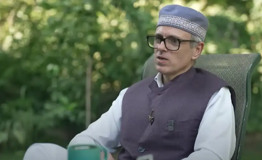 पाकिस्तान की गोलाबारी में अधिकारी की मौत, Omar Abdullahने जताया शोक 6 Omar Abdullah Second Interview With Samdish