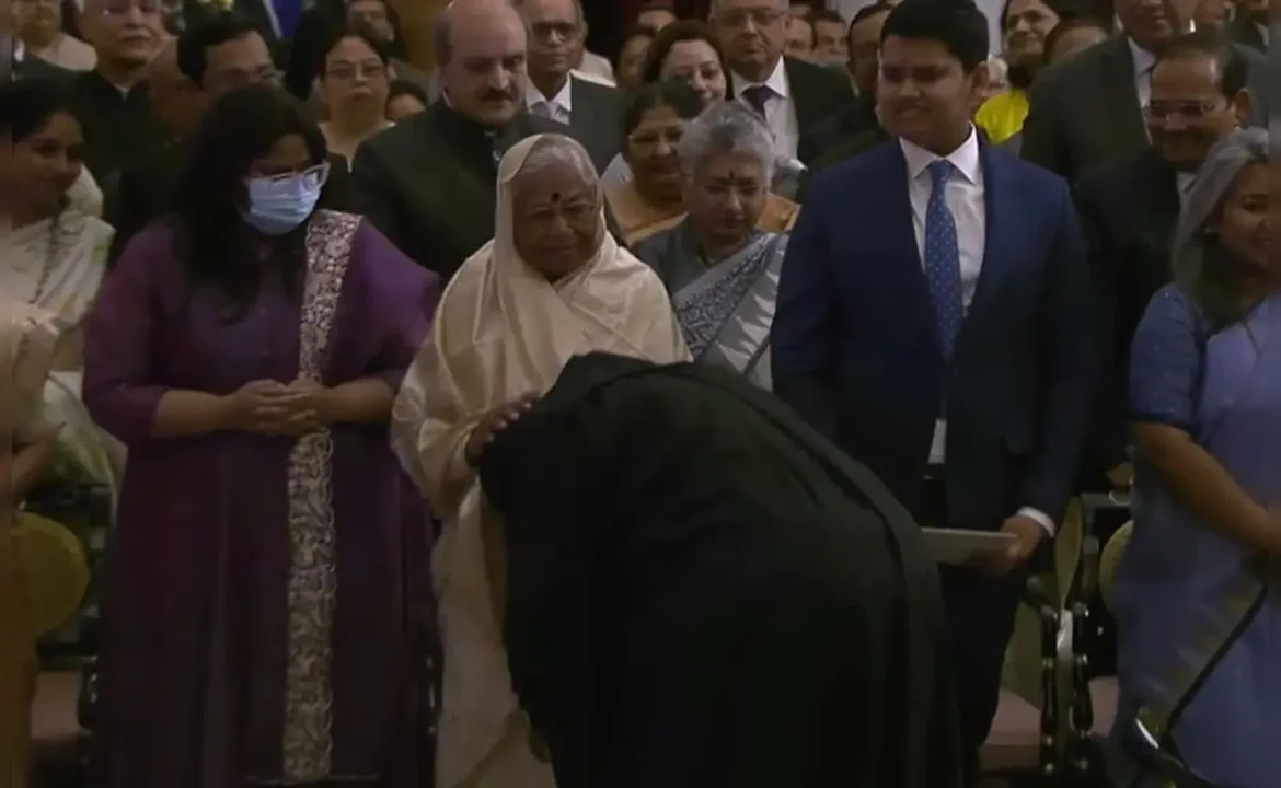 Justice : बीआर गवई ने सुप्रीम कोर्ट के 52वें मुख्य न्यायाधीश के रूप में शपथ ली। वह पहले बौद्ध और आजादी के बाद दलित समुदाय से दूसरे CJI बने हैं। शपथ लेने के बाद उन्होंने मां का आशीर्वाद लिया।