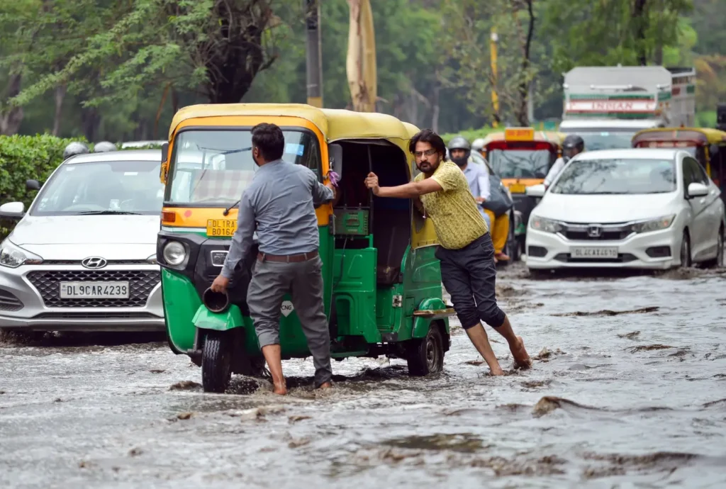 Delhi Rain Update: तेज आंधी और बारिश से तबाही, मकान गिरने से 4 की मौत, फ्लाइट-ट्रेनें लेट 6 Delhi-एनसीआर में शुक्रवार सुबह तेज आंधी और मूसलाधार बारिश ने मचाई तबाही। मकान गिरने से 4 लोगों की मौत, 200 से अधिक उड़ानें लेट, कई इलाकों में जलभराव और जाम।