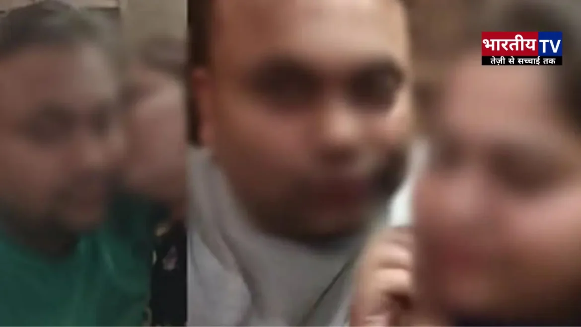 Mainpuri News: मैनपुरी में BJP महिला मोर्चा की नेत्री के बेटे का 130 अश्लील वीडियो वायरल हुआ। पत्नी ने अवैध संबंध, मानसिक उत्पीड़न और घरेलू हिंसा के गंभीर आरोप लगाए हैं। पुलिस ने जांच शुरू कर दी है।