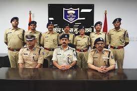 Bihar Police : बनी चोर, महिला सब इंस्पेक्टर समेत 3 पुलिसकर्मी पर शराब चोरी का आरोप, निलंबित 6 Image 56