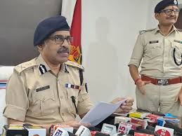 Bihar Police : बनी चोर, महिला सब इंस्पेक्टर समेत 3 पुलिसकर्मी पर शराब चोरी का आरोप, निलंबित 7 Image 58