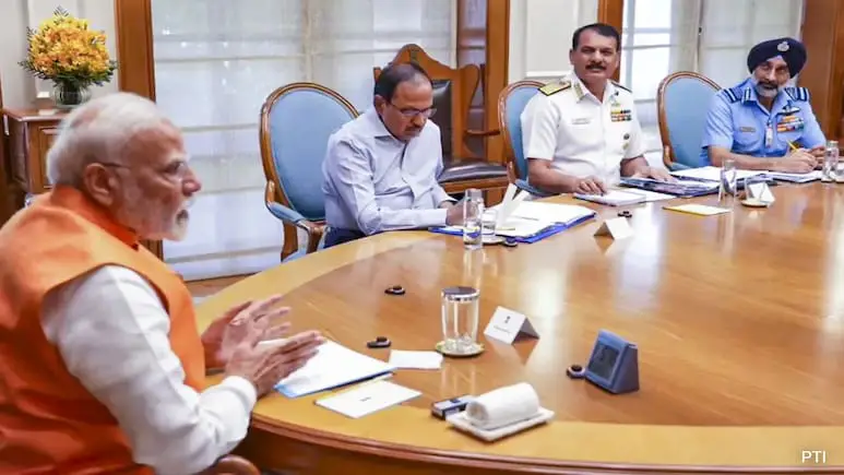 India-Pakistan तनाव के बीच पीएम मोदी ने एयर चीफ मार्शल से की मुलाकात, हमले की रणनीति पर चर्चा 6 Pakistan से बढ़ते तनाव और पहलगाम आतंकी हमले के बाद पीएम मोदी ने वायुसेना प्रमुख एपी सिंह से मुलाकात की। भारत ने डाक सेवा, पोर्ट और जल प्रवाह पर लिए कड़े फैसले।