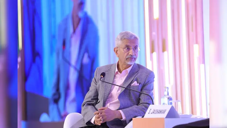 हमें उपदेशक नहीं, साझेदार चाहिए: S Jaishankar का यूरोप को दो टूक संदेश&Quot; 6 विदेश मंत्री एस S Jaishankar ने आर्कटिक सर्कल इंडिया फोरम में यूरोप को स्पष्ट संदेश देते हुए कहा कि भारत साझेदारी चाहता है, न कि बाहरी उपदेश. उन्होंने वैश्विक राजनीति में भारत की भूमिका और दृष्टिकोण को लेकर भी अहम टिप्पणियां कीं।