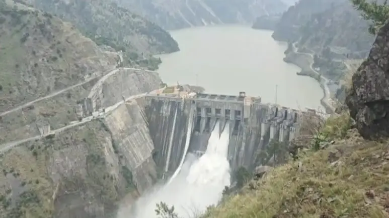 Pakistan पर जल प्रहार: भारत ने खोले सलाल और बगलिहार डैम के गेट, बाढ़ की आशंका तेज 6 भारत ने पहलगाम आतंकी हमले के बाद सलाल और बगलिहार डैम के गेट खोल दिए हैं। इससे Pakistan में बाढ़ जैसे हालात बनने की संभावना है। जानिए पूरी खबर विस्तार से।