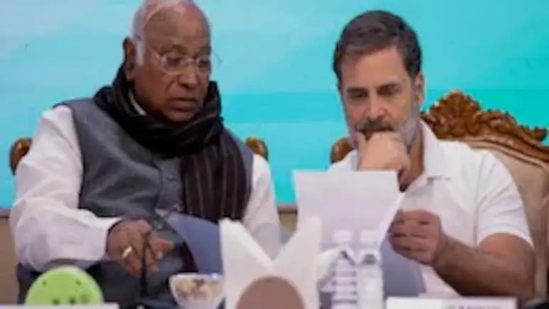 सर्वदलीय बैठक में पीएम मोदी की गैरहाज़िरी पर बोले खरगे, Rahul Ghandhi ने विशेष सत्र की मांग उठाई 6 कांग्रेस अध्यक्ष मल्लिकार्जुन खरगे ने कहा कि आतंकवाद के मुद्दे पर हुई दूसरी सर्वदलीय बैठक में प्रधानमंत्री मोदी का शामिल न होना दुर्भाग्यपूर्ण है। Rahul Gandhi ने संसद का विशेष सत्र बुलाने की मांग की ताकि दुनिया में एक सकारात्मक संदेश जाए।