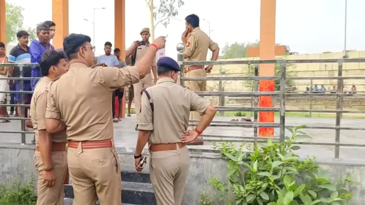 फतेहपुर: में Bala ji Mandirके 65 वर्षीय पुजारी की बेरहमी से हत्या कर दी गई। उनका शव चारपाई पर खून से लथपथ मिला। एक अन्य शख्स घायल, पुलिस कर रही जांच।