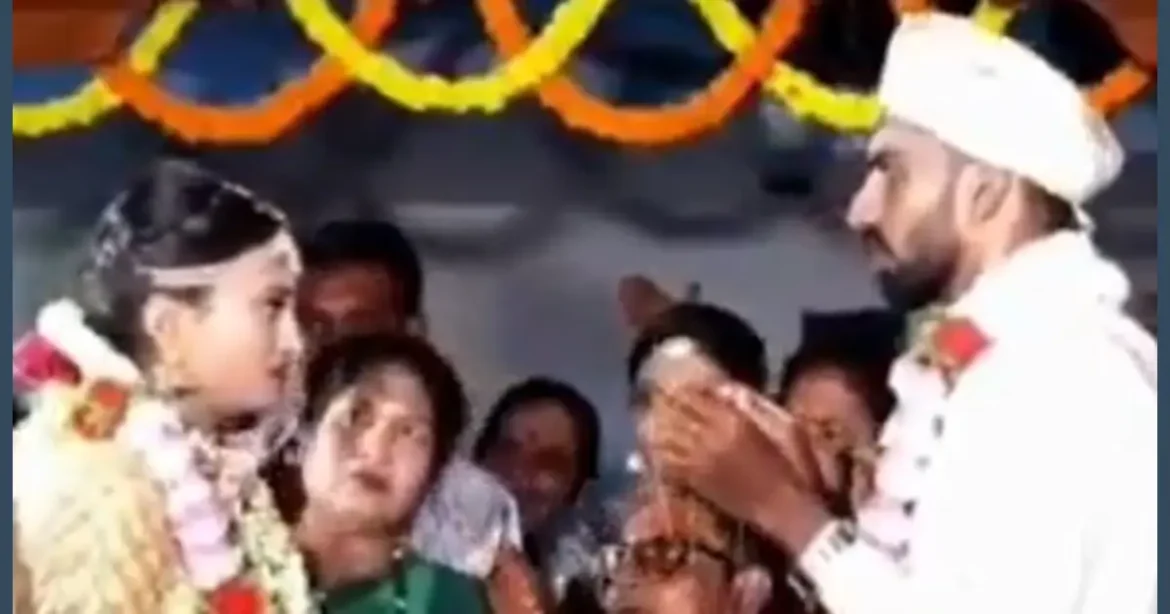 कर्नाटक के हासन जिले में शादी के मंडप पर दुल्हन ने कहा- 'मैं किसी और को चाहती हूं।' शादी के बीच में ही रस्में रुकीं, पुलिस पहुंची मौके पर। पढ़ें पूरी खबर। hassan wedding