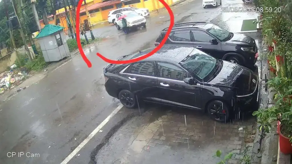 Girl Hit छाता लेकर चल रही लड़की को कार ने कुचला, दिल दहला देने वाला वीडियो वायरल 6 1005102003 1