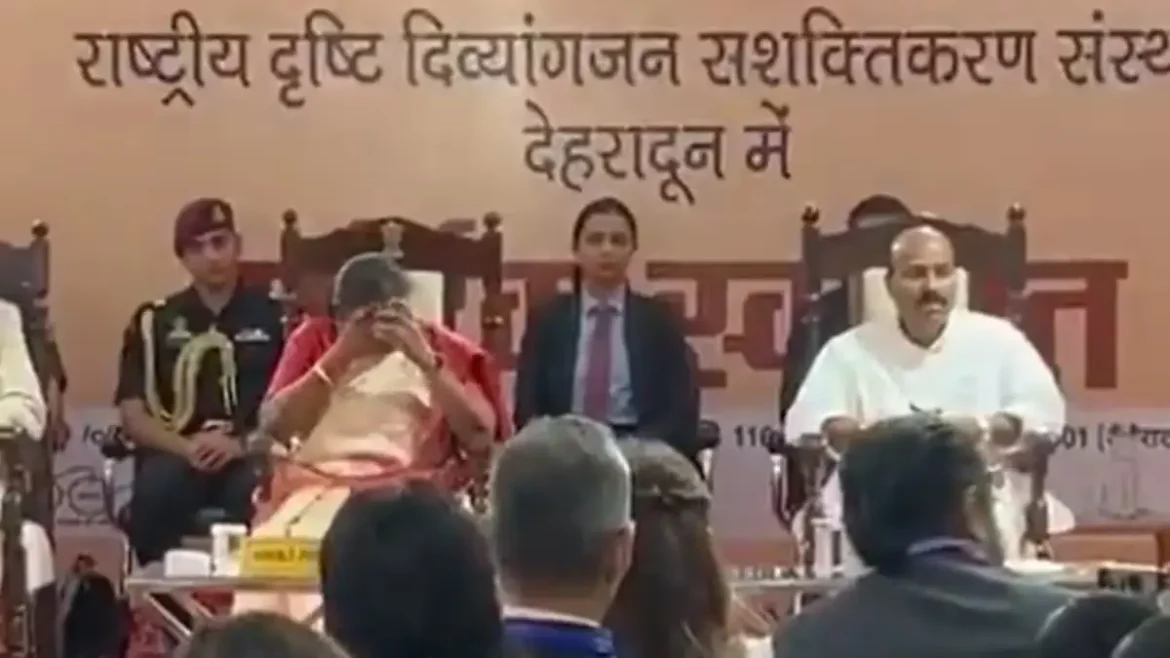 President Murmu के जन्मदिन पर देहरादून के राष्ट्रीय दृष्टि दिव्यांगजन संस्थान के छात्रों ने भावनात्मक प्रस्तुति दी। एक छात्रा के गीत को सुनकर राष्ट्रपति भावुक हो गईं। देखें वायरल वीडियो और जानें पूरा भावनात्मक पल।