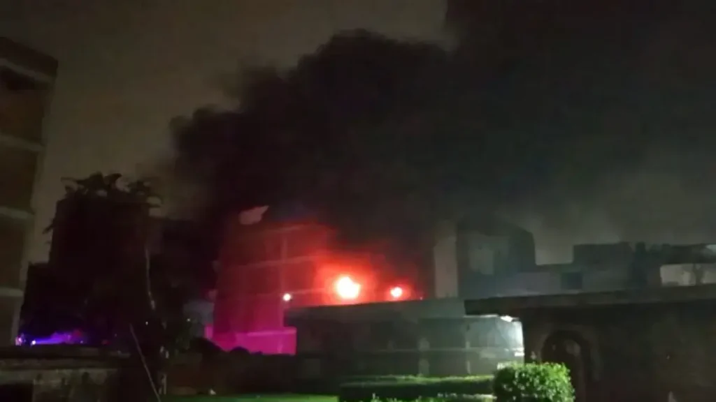 Delhi Rithala में Cctv फैक्ट्री में भीषण आग, 3 की मौत, करोड़ों का नुकसान 6 Fire N 1750826810 1