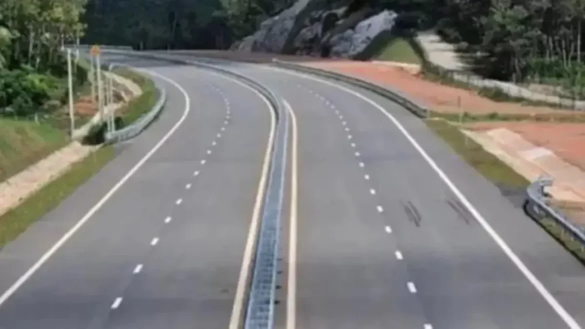 Crime Alert: Muzaffarpur के न्यू फोरलेन पर मटन खरीदकर लौट रहे युवक को तीन बदमाशों ने ओवरटेक कर लूटा और विरोध करने पर गोली मार दी। घायल युवक को अस्पताल में भर्ती कराया गया है, पुलिस ने मामला दर्ज कर जांच शुरू कर दी है।