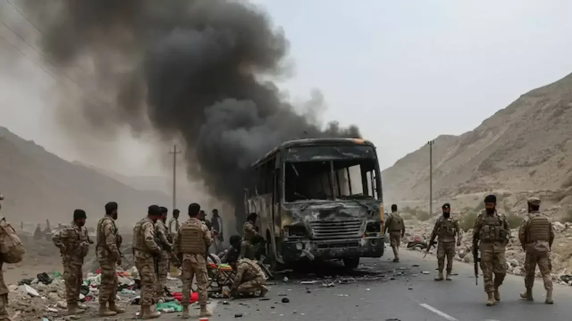 Pakistan Blast: खैबर पख्तूनख्वा में आत्मघाती हमले में 13 सैनिकों की मौत और 29 लोग घायल हो गए। इस हमले की जिम्मेदारी हाफिज गुल बहादुर समूह से जुड़े उसुद अल-हरब ने ली है। यह हमला हाल के महीनों में सबसे घातक माना जा रहा है और क्षेत्र की सुरक्षा व्यवस्था पर गंभीर सवाल खड़े करता है।