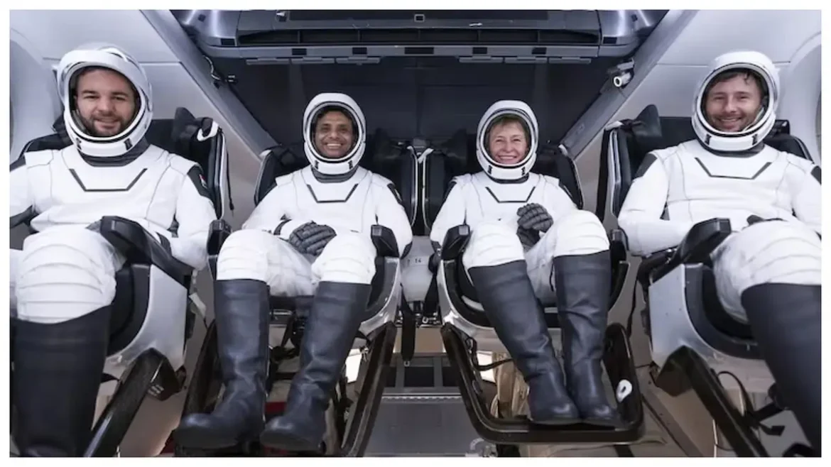 Axiom-4 Launch के बाद Shubhanshu का Emotional Message: जय हिंद से गूंजा अंतरिक्ष Axiom-4 मिशन भारत के अंतरिक्ष भविष्य की दिशा में एक मजबूत कदम है। ISRO, NASA और ESA के साथ मिलकर भारत ने वैज्ञानिक प्रगति और अंतरिक्ष अनुसंधान में अपनी प्रतिबद्धता को साबित किया है। जानिए भारत का स्पेस विजन और 2040 तक चंद्रमा पर पहुंचने की तैयारी।