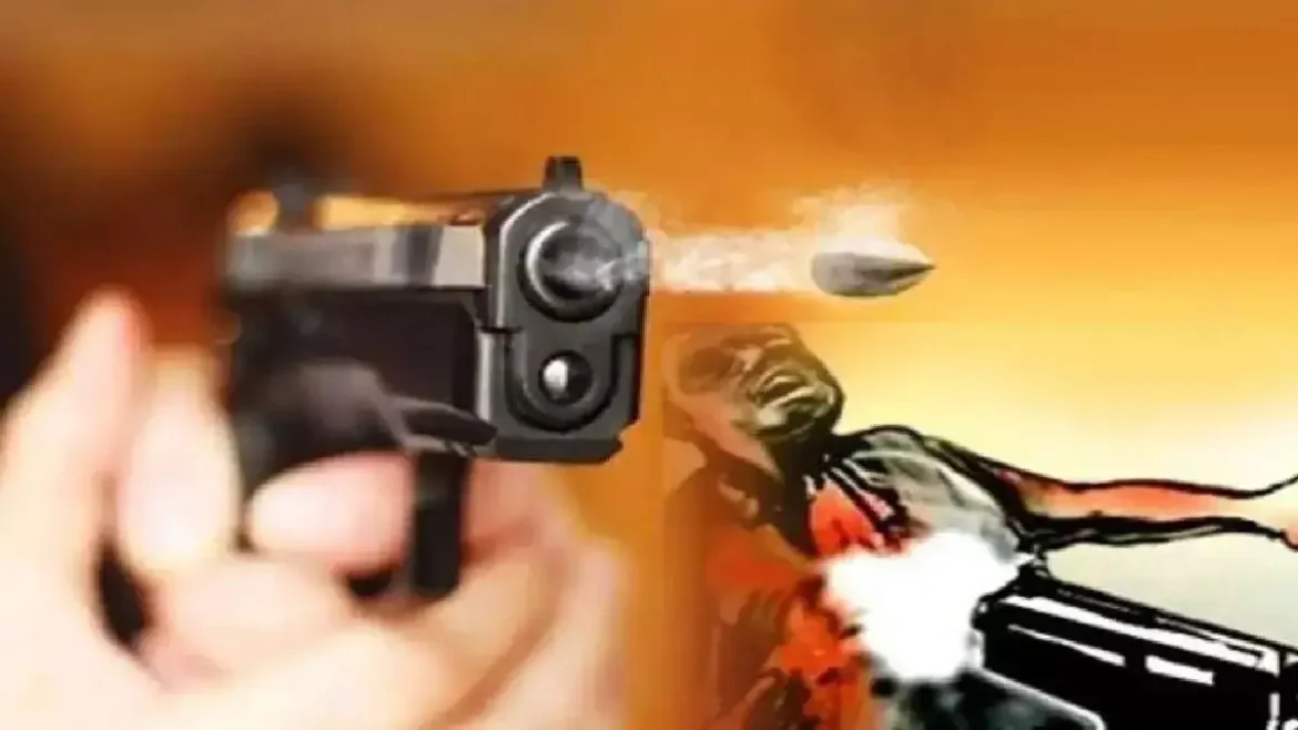 Kota News: आरके पुरम में दिल दहला देने वाली घटना सामने आई है। स्कूटी पर जा रहे युवक ने महिला वकील को गोली मार दी और फिर खुद को भी गोली मार ली। युवक की मौके पर मौत हो गई, महिला की हालत गंभीर है। पुलिस ने मामले की जांच शुरू कर दी है।