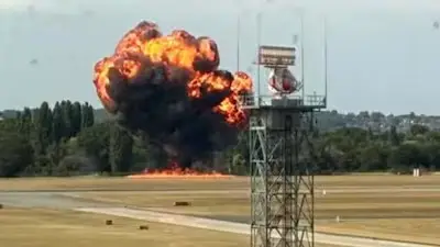 London Plane Crash: लंदन के साउथएंड एयरपोर्ट पर टेकऑफ के तुरंत बाद एक छोटा विमान दुर्घटनाग्रस्त हो गया। हादसे के बाद आग और काले धुएं का गुबार उठा, चश्मदीदों ने बताया – "सिर के बल टकराया प्लेन, फिर दिखा आग का गोला"। हादसे पर स्थानीय सांसद ने भी दी प्रतिक्रिया।