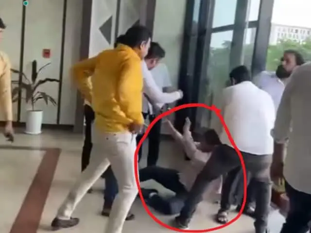 Odisha Officer Assaulted: ऑफिस से घसीटकर लाए गए अफसर की Bjp नेता के सामने पिटाई - Video वायरल 6 Odisha Officer Assaulted Video 2025 07 8839F9127F5 1