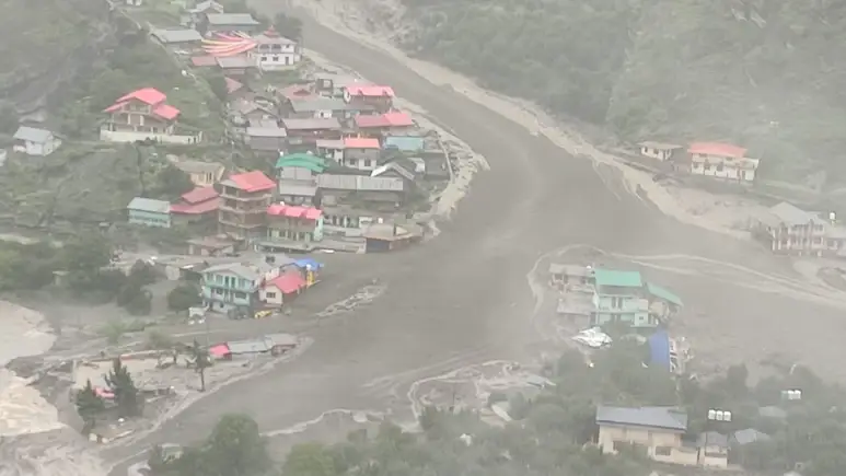 Uttarkashi के उत्तरकाशी जिले के धराली गांव में बादल फटने से भारी तबाही मची है। खीर गंगा नदी में उफान के कारण कई मकान बह गए, दर्जनों लोगों के लापता होने की खबर है। राहत-बचाव कार्य युद्धस्तर पर जारी है।