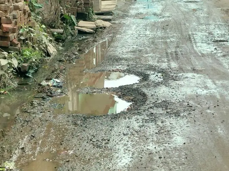 Noida Sector -87 स्थित रवि एन्क्लेव सोसाइटी की नालियां महीनों से जाम हैं। सफाई कर्मियों की लापरवाही से गंदा पानी सड़कों पर बह रहा है, जिससे निवासियों को भारी परेशानी हो रही है।