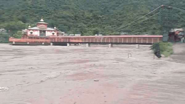 Uttarakhand में बारिश से अलकनंदा नदी उफान पर, बद्रीनाथ हाईवे सिरोबगड़ में डूबा। धारी देवी मंदिर तक पहुंचा पानी, चमोली में बादल फटने से तबाही। पढ़ें पूरी खबर।