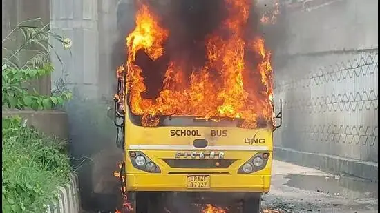 Meerut School Bus Fire: मेरठ के परतापुर इलाके में सेंट पैट्रिक्स स्कूल की बस में अचानक आग लग गई. समय रहते ड्राइवर और कंडक्टर ने सभी 17 बच्चों को बाहर निकाल लिया. आग शॉर्ट सर्किट से लगी बताई जा रही है.