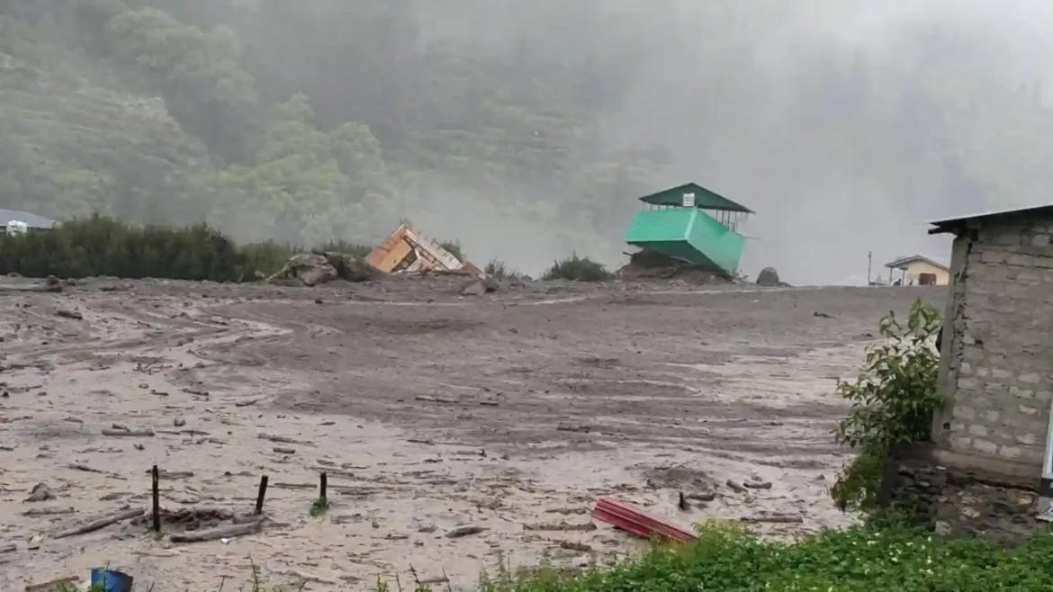 Uttarkashi उत्तराखंड के उत्तरकाशी जिले के धराली में अचानक आए सैलाब ने तबाही मचा दी। मकान मलबे में दबे, पुल बहा, 11 जवान लापता और 50 से अधिक लोगों की तलाश जारी। मुख्यमंत्री धामी ने हालात का लिया जायज़ा।