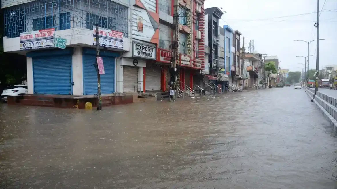 Dhaula Kuan में बुधवार रात से हो रही मूसलाधार बारिश से धौलाकुआं, गुरुग्राम, पटपड़गंज सहित कई इलाके पानी में डूब गए। रेड अलर्ट जारी, सड़कों पर वाहनों की रफ्तार थमी।