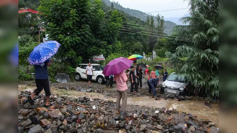 Himachal Pradesh में ब्यास घाटी में भारी तबाही, कुल्लू-मनाली का संपर्क टूटा। 677 सड़कें बंद, कई घर-दुकानें नदी में समाईं। अब तक 310 लोगों की मौत, मौसम विभाग ने अलर्ट जारी किया।