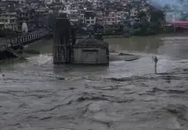 Himachal Pradesh , जम्मू-कश्मीर और ओडिशा में बारिश व बाढ़ से तबाही। किन्नौर व डोडा में बादल फटने से सैलाब, मंडी में ब्यास नदी उफान पर, ओडिशा में ट्रक बहा। देखें डरावने वीडियो।