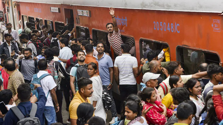 bihar में हर साल लाखों लोग रोजगार की तलाश में पलायन करते हैं, फिर भी यह चुनावी मुद्दा नहीं बन पाता. जानिए क्यों मौन हैं राजनेता, और क्यों बिहार के विकास के वादे सिर्फ मंच तक सीमित रह जाते हैं.