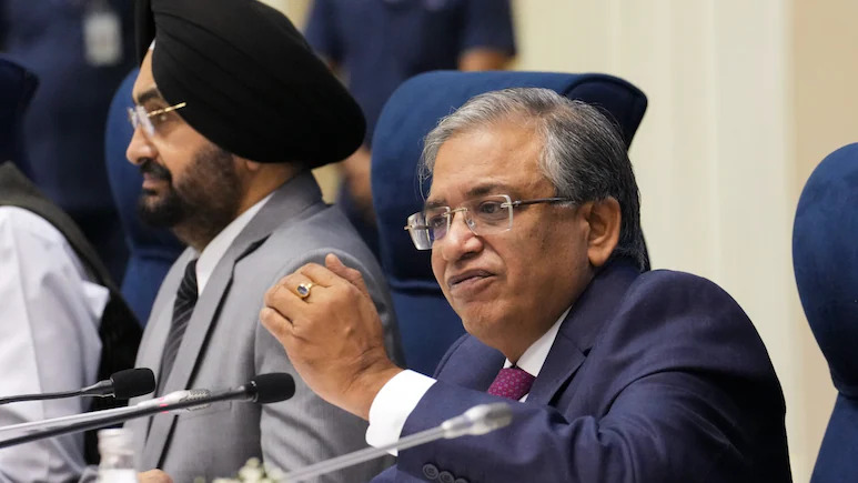 SIR 2.0 की प्रक्रिया में इस बार कई बड़े बदलाव किए गए हैं। अब Enumeration Form के समय कागज दिखाने की जरूरत नहीं होगी। जानिए 12 राज्यों में शुरू हो रहे दूसरे चरण की पूरी जानकारी, तिथियां, नियम और बिहार से इसका फर्क।