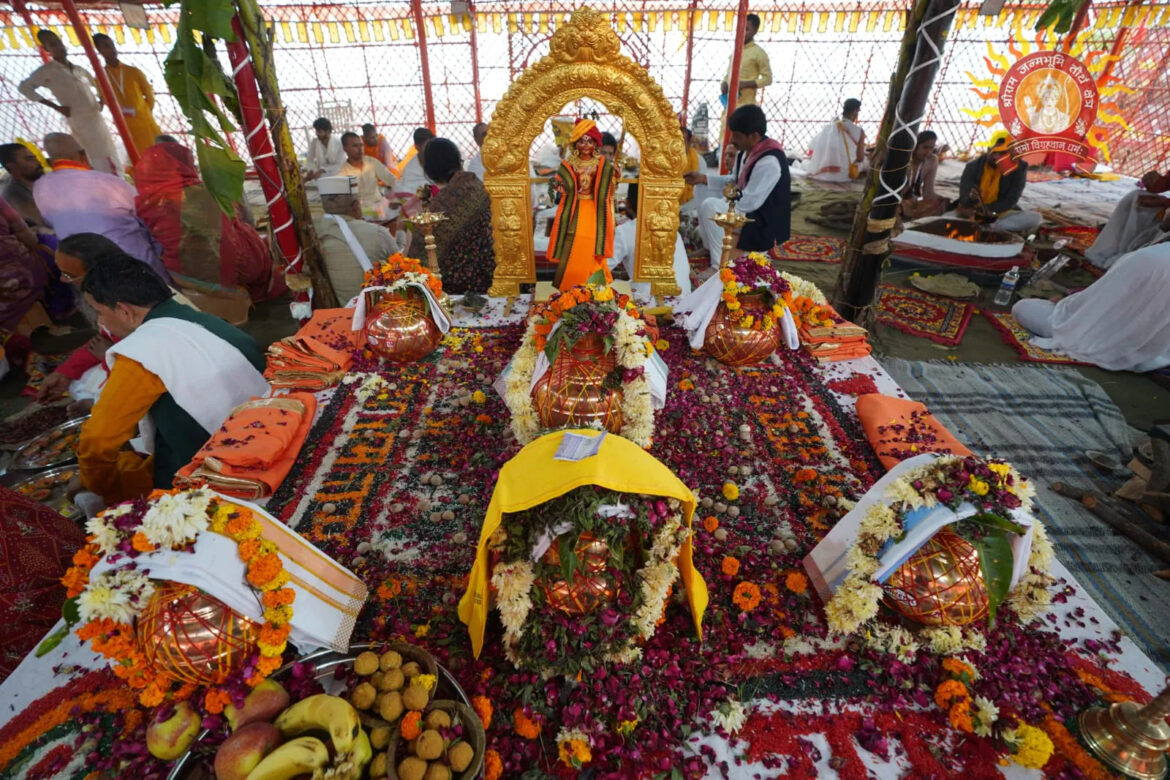 Ram Mandir अयोध्या के श्रीराम जन्मभूमि मंदिर में 25 नवंबर को होने वाले ध्वजारोहण समारोह की तैयारियां चरम पर हैं। प्रधानमंत्री मोदी भी शामिल होंगे। मंदिर में पूजन-अर्चन, सजावट और आकर्षक तस्वीरों ने भक्तों का मन मोह लिया है।