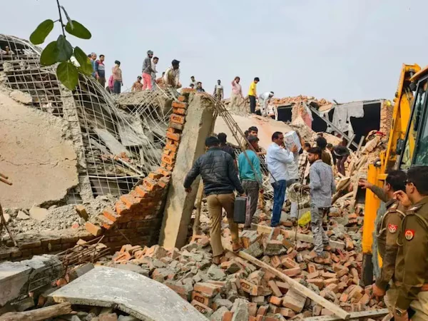 Greater Noida के नगला हुकम सिंह गांव में निर्माणाधीन तीन मंजिला मकान गिर गया। 11 मजदूर मलबे में दबे, 8 को निकाला गया, एक की मौत। तीन की तलाश जारी, रेस्क्यू ऑपरेशन तेज।