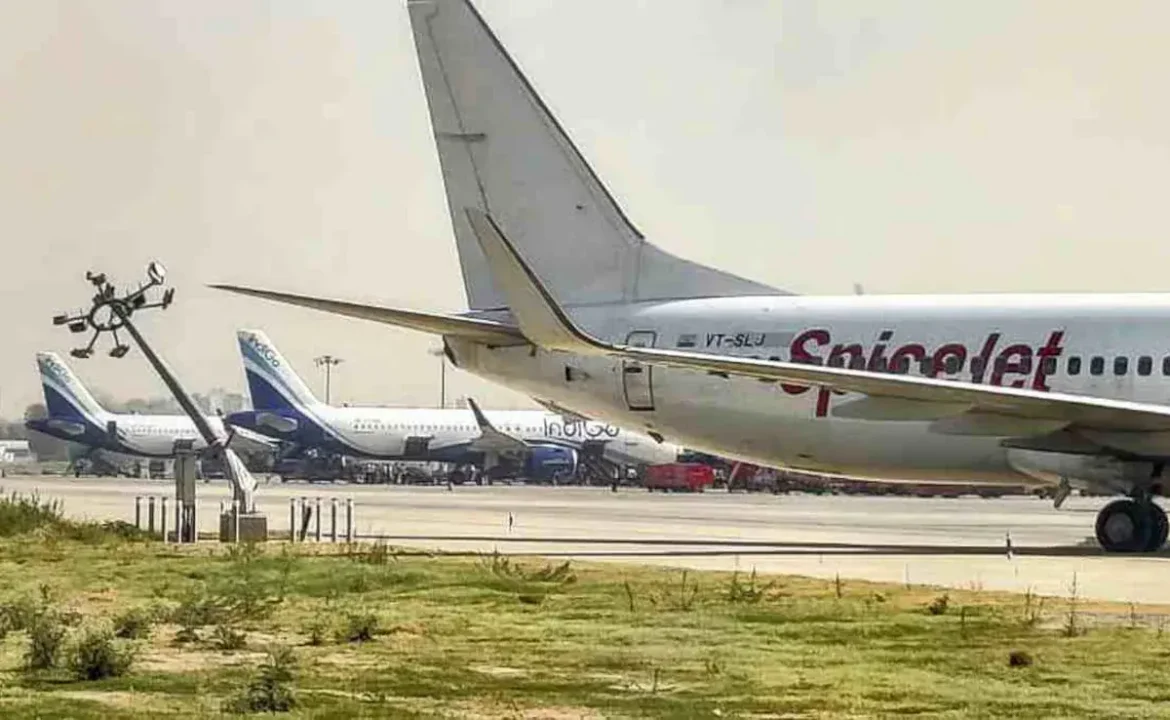 Delhi Airport पर सिस्टम फेलियर की घटना टल सकती थी! एयर ट्रैफिक कंट्रोलर्स ने जुलाई में ही चेताया था कि AMSS सिस्टम में खराबी है, लेकिन AAI ने नहीं सुनी बात। 800 उड़ानों पर पड़ा असर, यात्रियों को हुई भारी परेशानी।