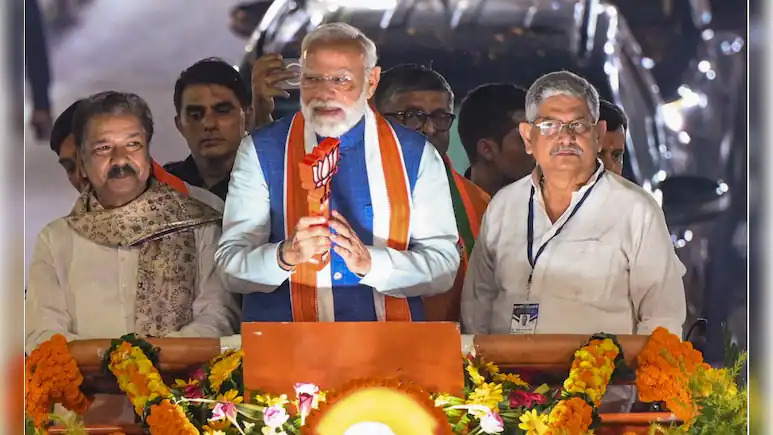 PM Modi पटना में प्रधानमंत्री नरेंद्र मोदी का ऐतिहासिक रोड शो देखने उमड़ा जनसैलाब। महिलाओं ने आरती उतारी, बच्चों ने लहराए झंडे। सुरक्षा व्यवस्था कड़ी रही। पीएम मोदी ने जनता का अभिवादन किया और एनडीए प्रत्याशियों के लिए मांगा समर्थन।