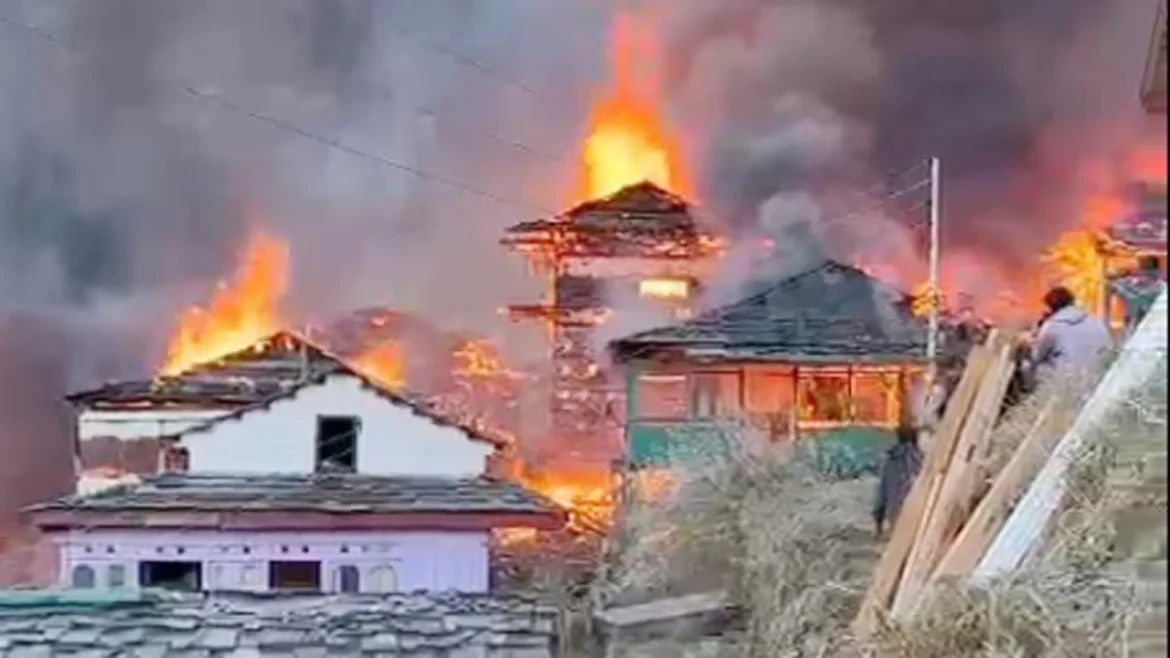 Himachal प्रदेश के कुल्लू जिले के झनीयार गांव में लगी भीषण आग ने पूरे गांव को तबाह कर दिया। इस आग में 16 घर, 4 गौशालाएं और 2 मंदिर जलकर राख हो गए। हालांकि राहत की बात यह रही कि किसी जनहानि की सूचना नहीं है।