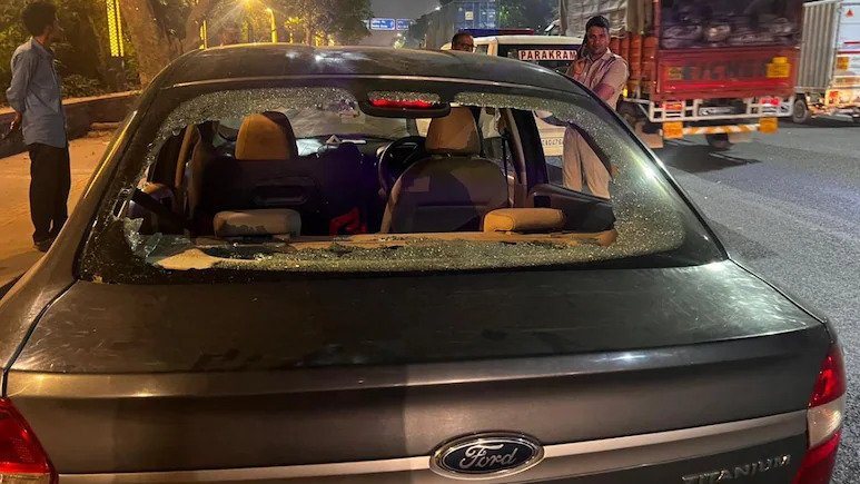 Noida से दिल्ली लौट रही महिला पत्रकार के साथ आधी रात दो स्कूटी सवारों ने किया पीछा, गाड़ी रोकने की कोशिश की और शीशा तोड़ा। हिम्मत दिखाते हुए पत्रकार ने रिकॉर्डिंग की और पुलिस ने दोनों को गिरफ्तार किया। जानिए पूरी घटना।