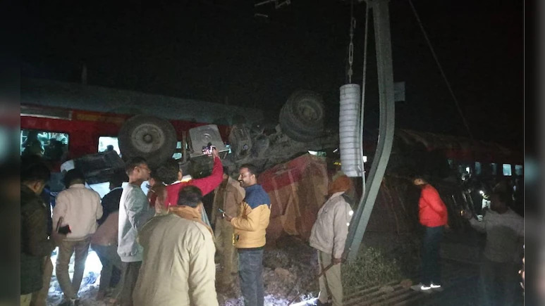 barabanki यूपी के बाराबंकी में ओवरब्रिज की दीवार तोड़कर एक ट्रक सीधे रेलवे ट्रैक पर गिर गया। बगल वाली लाइन पर खड़ी गरीब रथ ट्रेन हादसे से बची। SSP ने बताया कि ट्रैक सुरक्षित है और राहत कार्य जारी है।