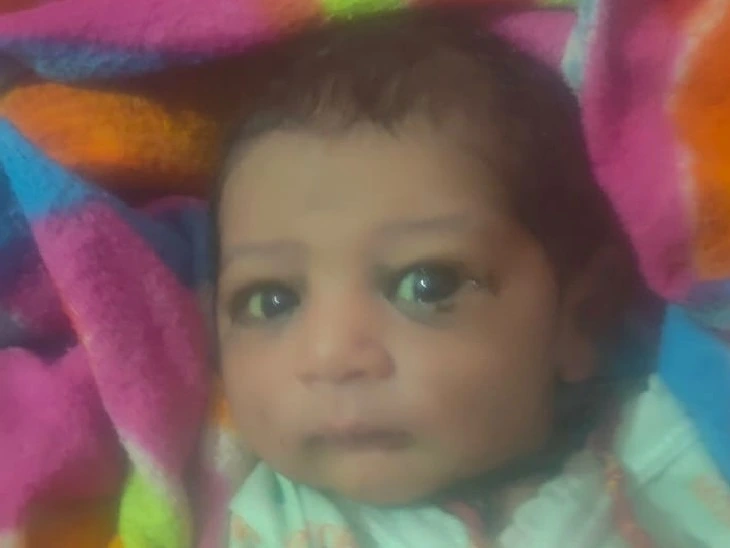 jodhpur में 17 दिन के नवजात की चार मौसियों द्वारा हत्या का दिल दहला देने वाला मामला सामने आया है। मासूम के हाथ-पैर तोड़े गए, गला दबाया गया और बाल नोंचे गए। पुलिस जादू-टोने के एंगल से भी जांच कर रही है। चारों महिलाएं हिरासत में हैं।