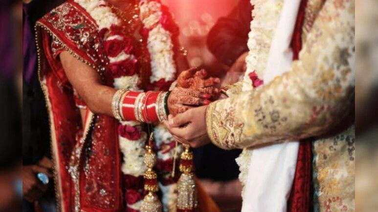 Groom 10 demands शादी से पहले दूल्हे ने दहेज नहीं बल्कि सादगी और परंपरा से जुड़ी 10 अनोखी शर्तें रखीं। सोशल मीडिया पर वायरल हुई ये डिमांड्स लोगों के बीच बहस का विषय बन गई हैं। पढ़ें पूरा मामला।